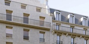 Façade en pierre porteuse d’un bâtiment neuf à Paris avec balcon en pierre et structure béton armé – étude PRATEC